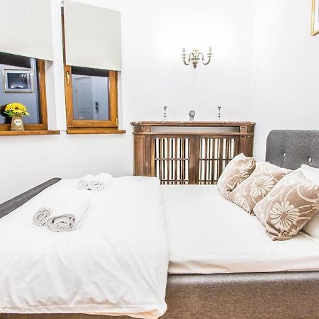 Central Arghezi University Square Apartment บูคาเรสต์ ภายนอก รูปภาพ