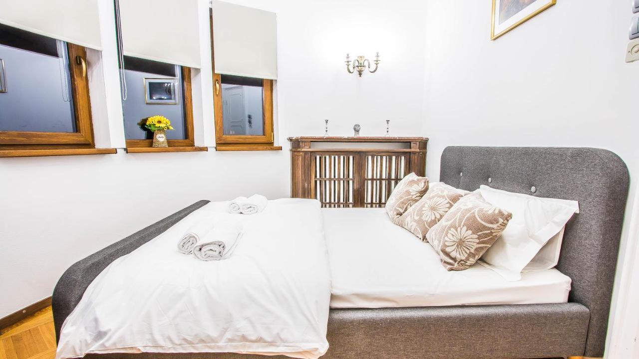 Central Arghezi University Square Apartment บูคาเรสต์ ภายนอก รูปภาพ